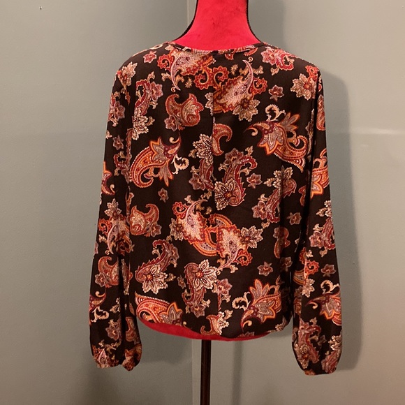 Beautiful Black and Red Print Top Size Medium - Picture 4 of 10